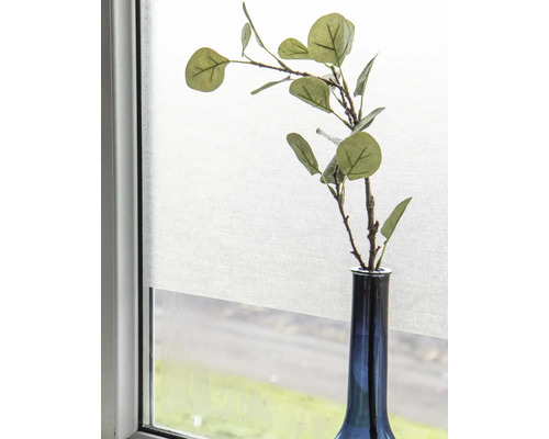 Dekorativní okno s roletou a váza s větvemi