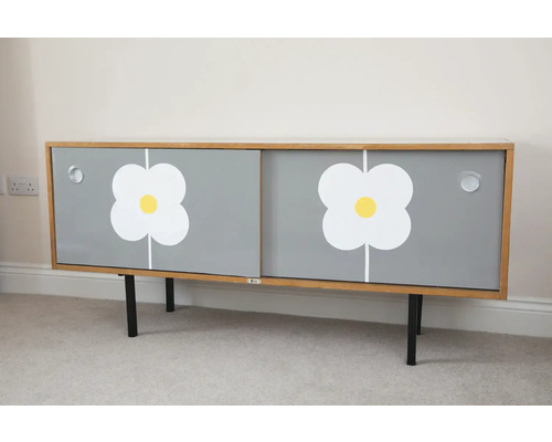 Příborník s květinovým dekorem a posuvnými dveřmi