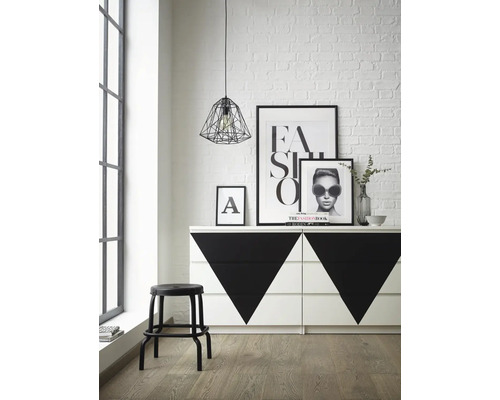 Moderní pokoj s komodou, dekoracemi, závěsnou lampou a stoličkou