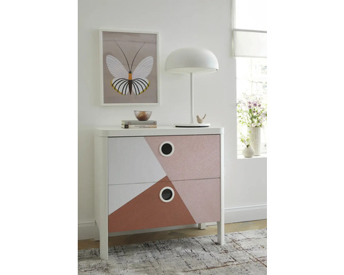 Komoda s geometrickým designem, lampa a obraz v dětském pokoji