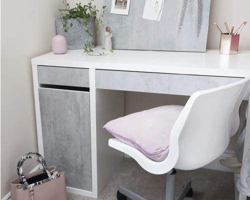 Pracovna se stolem, kancelářskou židlí a dekorací