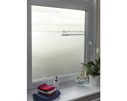 Pohled oknem s mléčnou fólií na moře