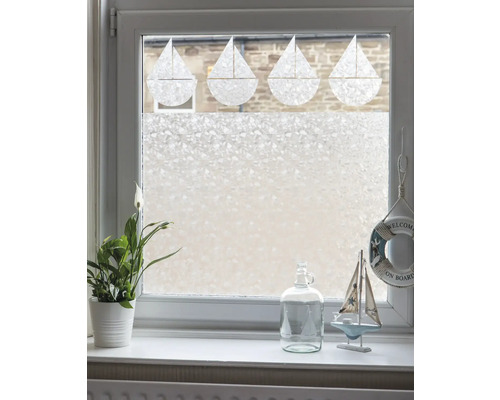 Okno s fólií pro ochranu soukromí a dekorací na okenním parapetu