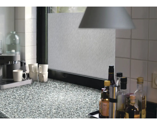 Kuchyňská scéna s fólií z mléčného skla na okně pro větší soukromí