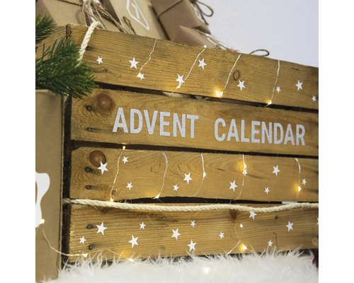 Adventní kalendář z dřevěné bedýnky s hvězdami a světelným řetězem