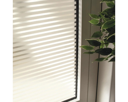 Okno s pruhovanou fólií pro ochranu soukromí