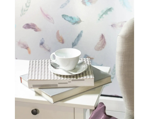 Dekorační fólie se vzorem peří v obývacím pokoji