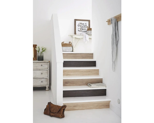 Schodiště s dřevěným dekorem a bytovými doplňky, jako je koš a kabelka