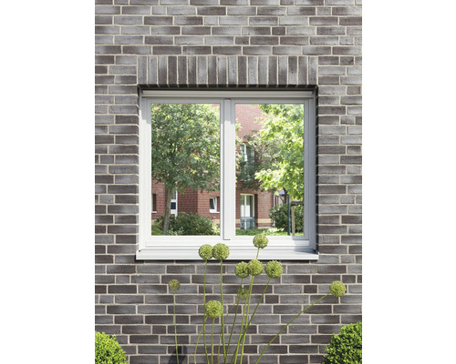 Okno v cihlové zdi s výhledem do zahrady