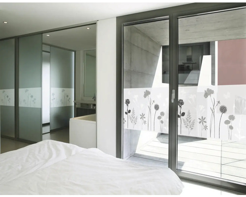 Ložnice s okenní fólií s květinovým vzorem pro soukromí a dekoraci