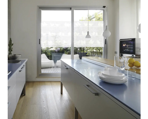 Světlá kuchyně s kuchyňským ostrovem, nádobím a výhledem na terasu s sedacími vaky