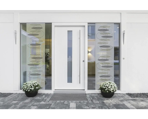 Bílé vchodové dveře se skleněným prvkem a bočními okny s dekorativní fólií