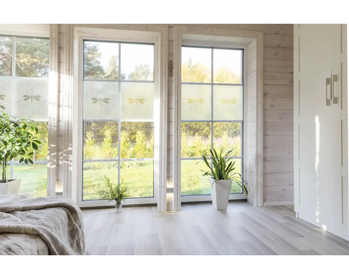 Světlá místnost s okenní fólií s motivem vážky pro dekoraci oken.