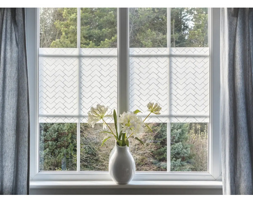 Okno s dvojitou roletou a vázou s květinami na parapetu