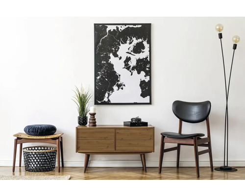 Obývací pokoj s komodou, židlí, stoličkou, stojací lampou a nástěnnou dekorací