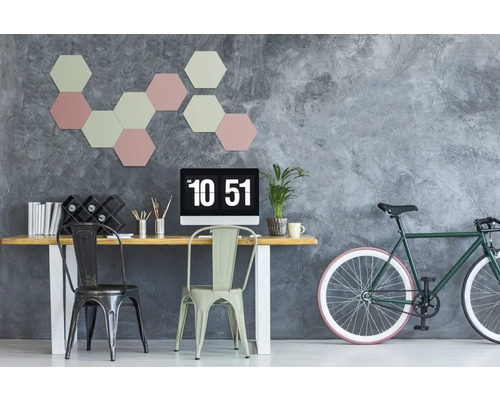 Design kanceláře se stolem, židlemi, počítačem a dekorací na šedé zdi.