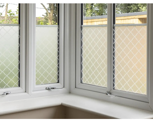 Okno s dekorativní okenní fólií pro větší soukromí