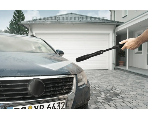 Auto se čistí vysokotlakým čističem.