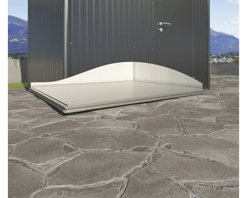 Kovový zahradní domek s podlahovou deskou na kamenné terase