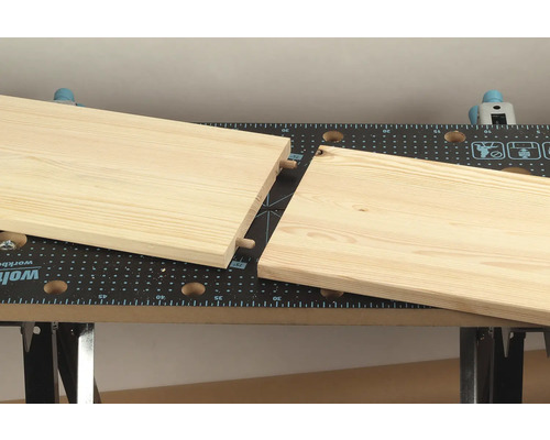 Dřevěná deska s kolíky pro spojení na pracovní stůl