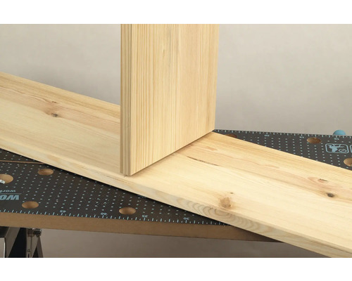 Dvě dřevěné desky na pracovním stole