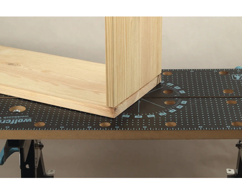 Pracovní stůl s dřevěným obrobkem pro zpracování