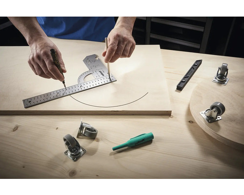 Pracovní stůl s nářadím a kolečky pro zpracování dřeva