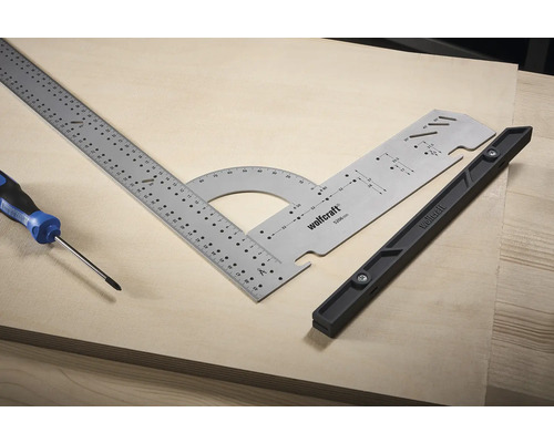 Logo Wolfcraft Úhloměr, pokosník a šroubovák na dřevěném povrchu