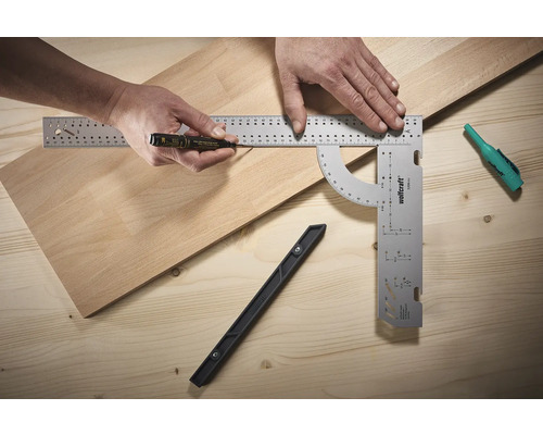 Osoba označuje dřevěnou desku značkou a úhelníkem.