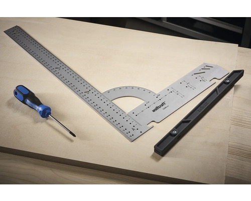 Multifunkční úhelník Wolfcraft 5206000 se šroubovákem na dřevěné desce