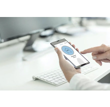 Osoba ovládá smartphone pro ovládání garážových vrat