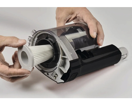 Muž vkládá filtr do vysavače.