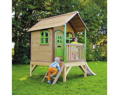 Dřevěný hrací domek se skluzavkou a dětmi na zahradě.