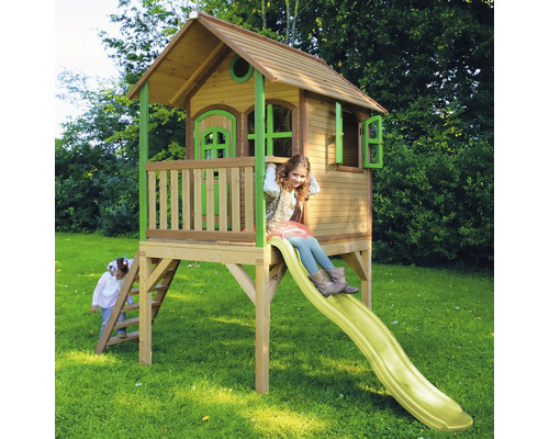 Dřevěný hrací domek se skluzavkou a dvěma dětmi na zahradě.