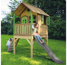 Dřevěný hrací domek se skluzavkou a dvěma hrajícími si dětmi na zahradě.