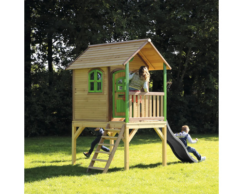 Dětský hrací domek se skluzavkou a dětmi na zahradě.