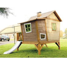 Dřevěný hrací domek se skluzavkou na zahradě