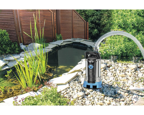 Jezírkové čerpadlo značky for_q s hadicí u zahradního jezírka