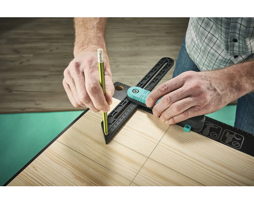 Osoba používá úhelník a tužku k nakreslení čar na dřevěné desce.