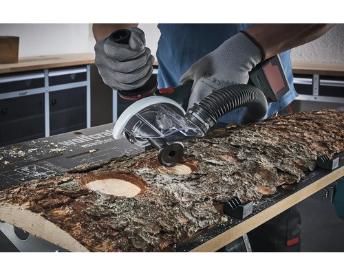 Nástavná fréza se používá k vyfrézování kusu dřeva na pracovní desce.