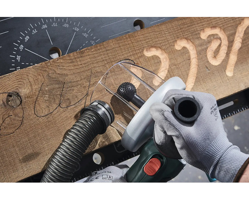 Řemeslné gravírování písmen do dřeva pomocí rotačního nástroje