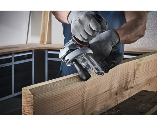 Muž opracovává dřevo elektrickým nástrojem