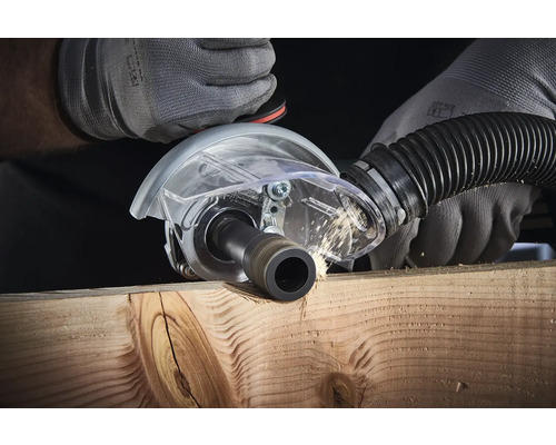 Drážkovací fréza v provozu na dřevěné desce s odletujícími třískami