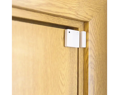 Dveře s namontovaným dveřním a okenním kontaktem