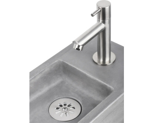 Betonové umyvadlo s nerezovou baterií a odtokem