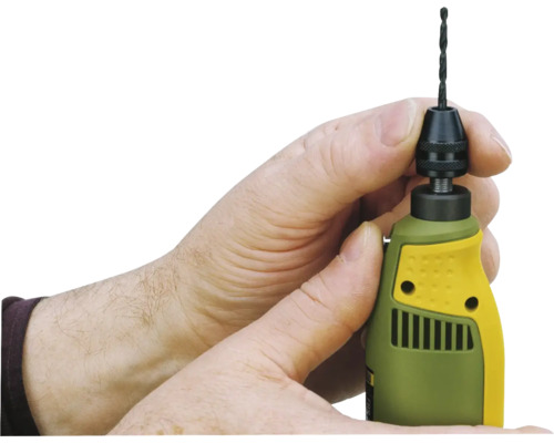 Osoba vyměňuje vrták na vrtačce.