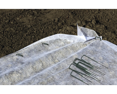 Zahradní textilie s upevňovacími hřebíky na zemi