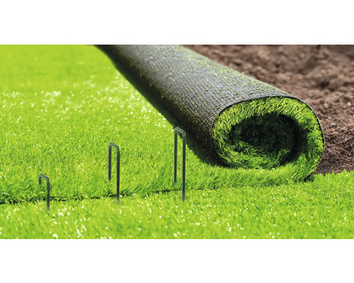 Role umělého trávníku s upevňovacími hřebíky do zahrady