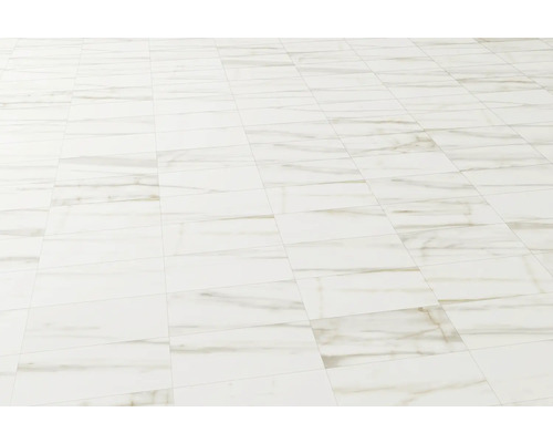 Podlaha s obdélníkovými dlaždicemi