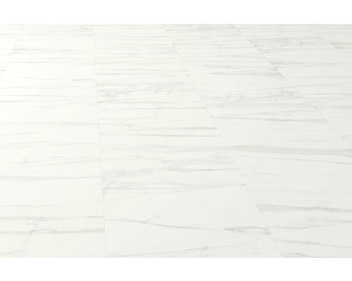 Bílá vinylová podlaha s mramorovým vzhledem.